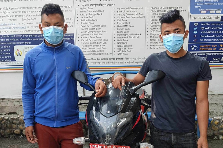 मोटरसाइकल चोरीमा संलग्न रहेको आरोपमा दुई जना पक्राउ