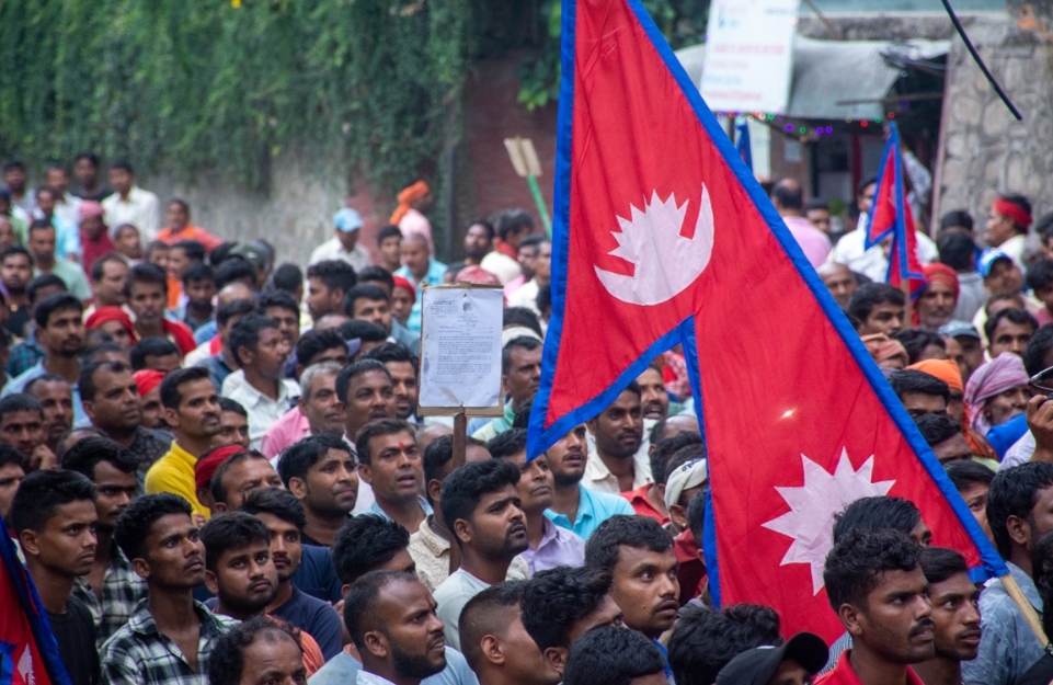 किन घेरे कवाडी व्यवसायीद्वारा काठमाडौं महानगर ?