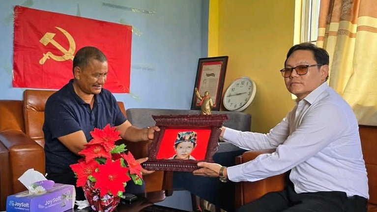 पूर्वमन्त्री किराँतीले विप्लवलाई दिए जनयुद्धका प्रथम सहिद दिलबहादुर रम्तेलको फोटो उपहार